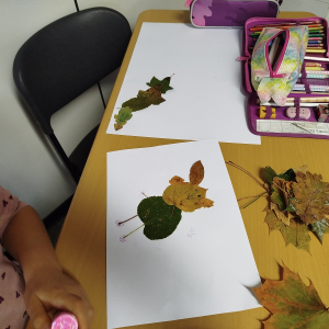 Ein kreativer Tag im Wald – die Klasse 2a bastelt mit Blättern